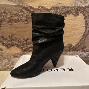 Cute heel bootie size 10 by Report